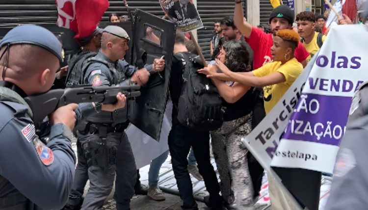 Estudantes são recebidos com balas de borracha em protesto contra terceirização de escolas de SP