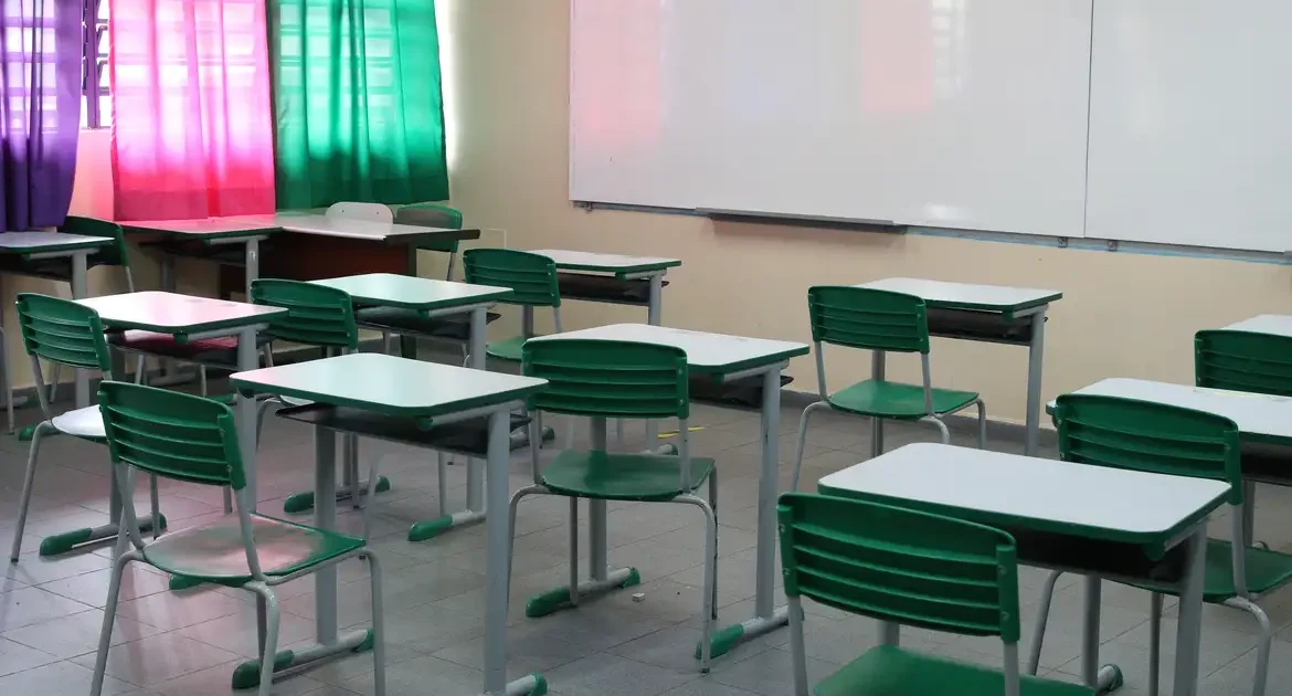 Professores de São Gonçalo fazem protesto por pagamento do 13º salário