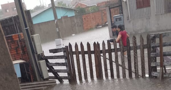 Canoas: Luciana Genro cobra prefeitura sobre alagamentos no bairro Guajuviras