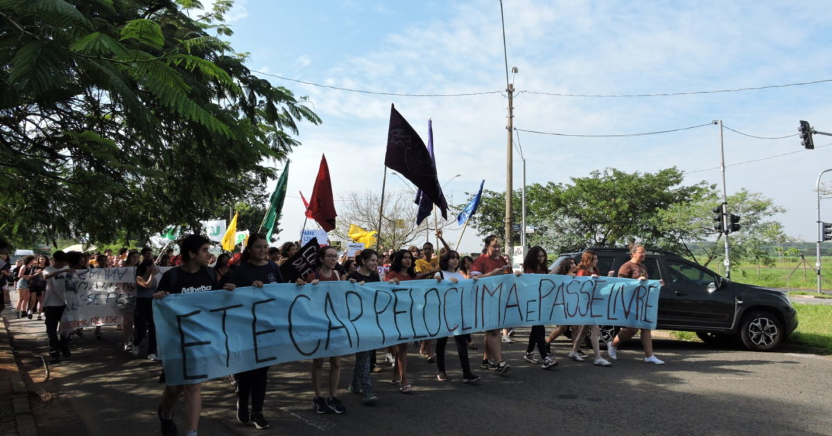 Estudantes protestam contra calor insuportável em escola técnica de Campinas