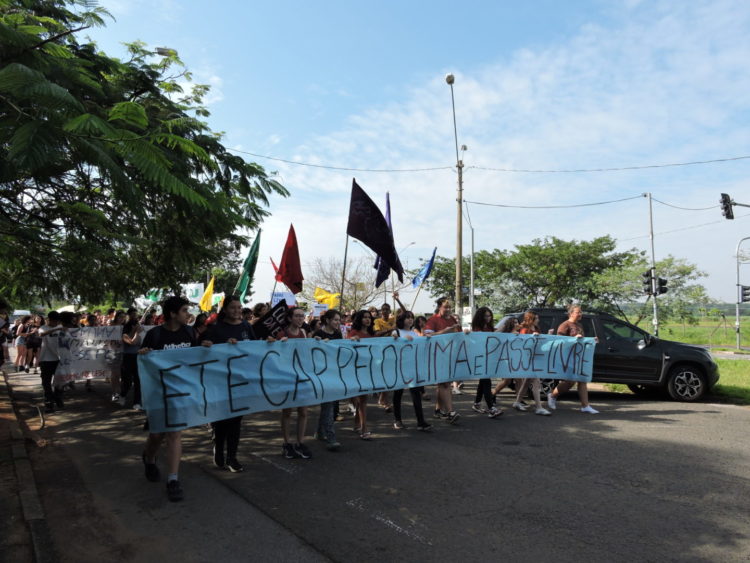 Estudantes protestam contra calor insuportável em escola técnica de Campinas