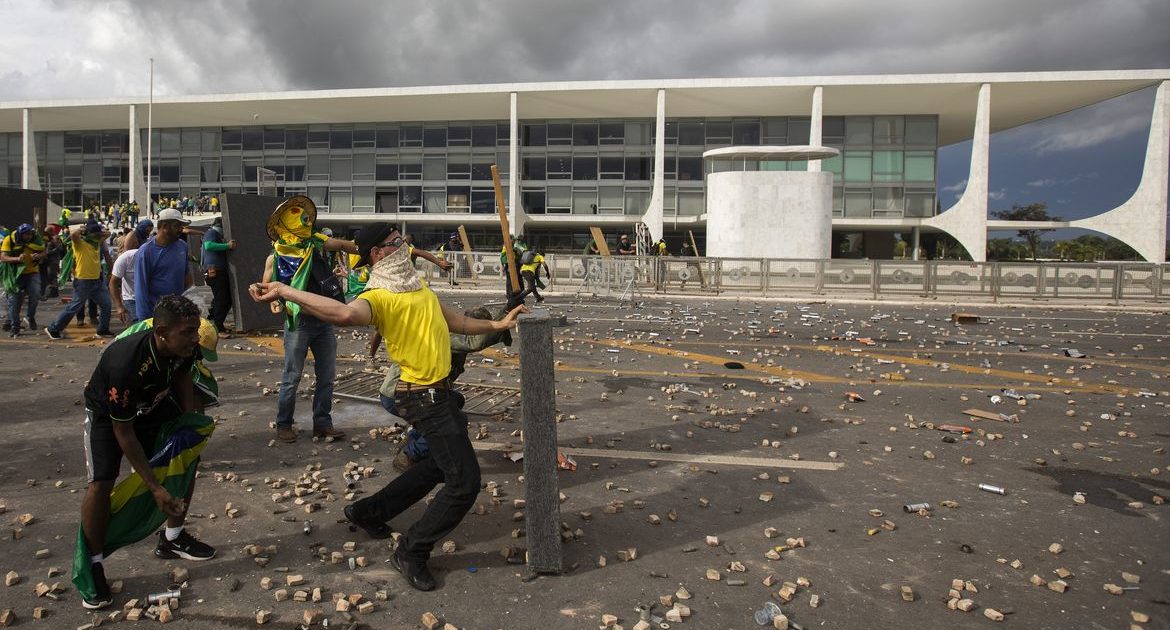 Extrema direita tenta avançar com pautas golpistas na ausência de lideranças do Congresso