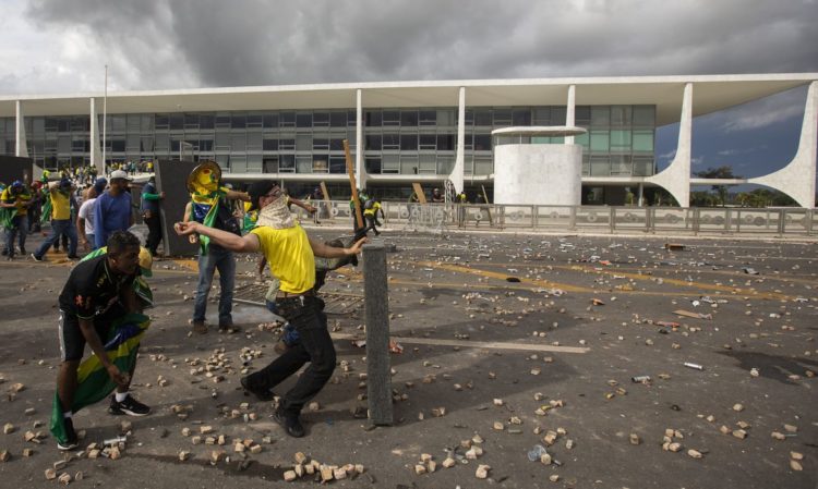 Extrema direita tenta avançar com pautas golpistas na ausência de lideranças do Congresso