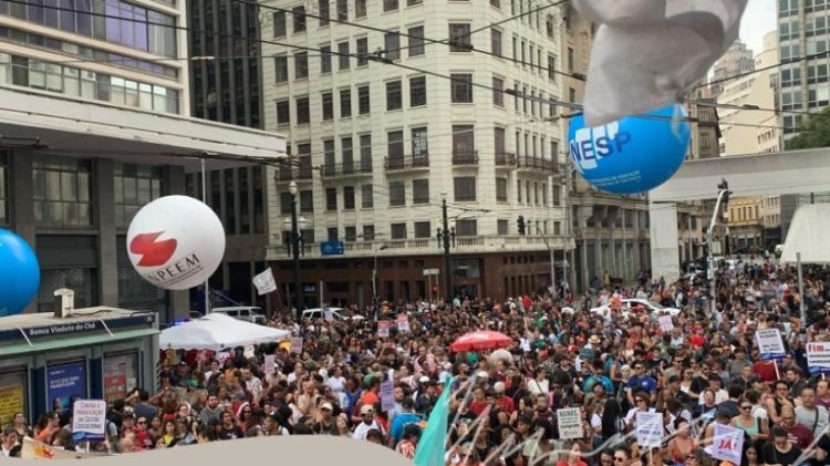 Entre algoritmos e tutores: quem rouba o futuro da educação?