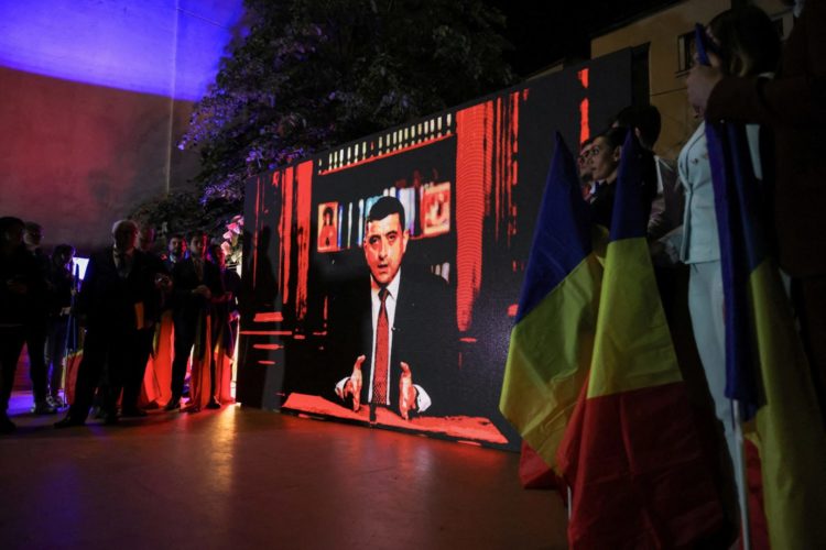 Liberais europeus vencem eleições do fim de semana, mas extrema direita cresce