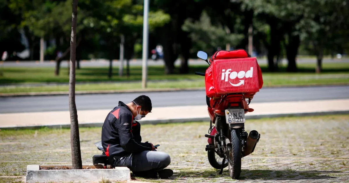 A nova morfologia do trabalho e o desafio revolucionário: entre algoritmos e enfrentamento