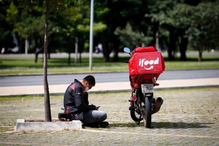 A nova morfologia do trabalho e o desafio revolucionário: entre algoritmos e enfrentamento