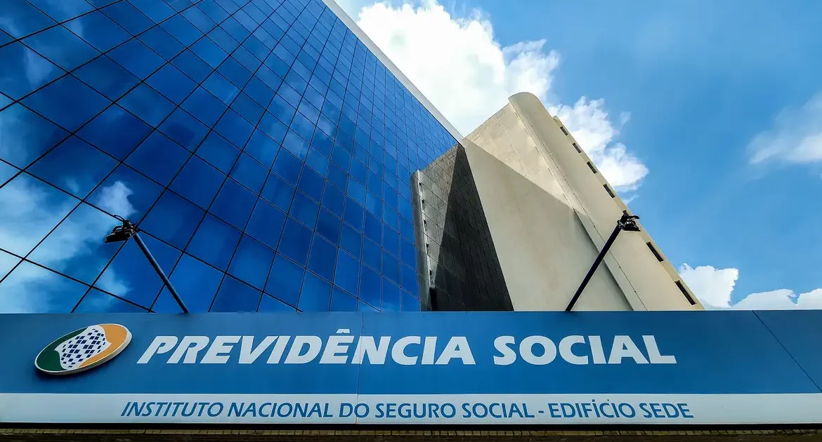 Melchionna propõe fim de descontos automáticos do INSS