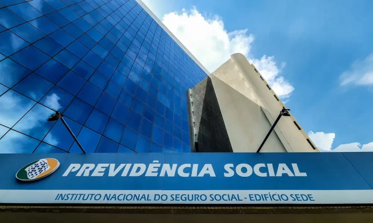 Melchionna propõe fim de descontos automáticos do INSS