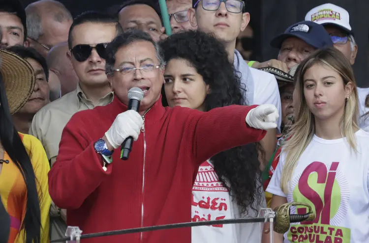 Senado reprova consulta popular sobre reforma trabalhista, Petro apela a manifestações