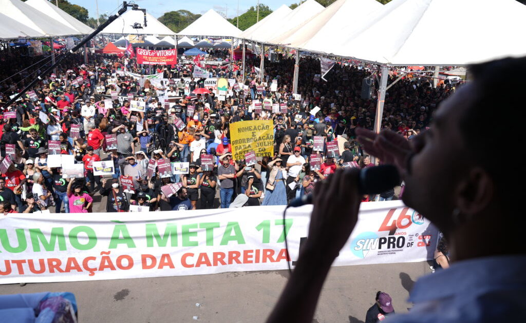 Professores do DF seguem na luta por valorização