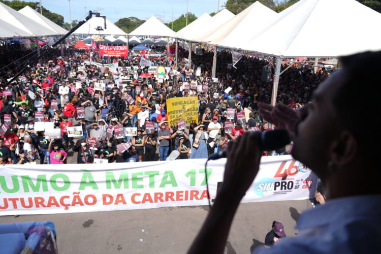 Professores do DF seguem na luta pela valorização