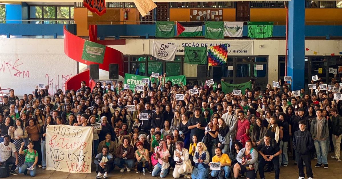 Centenas de estudantes da Rede Emancipa ocupam a USP em dia de luta