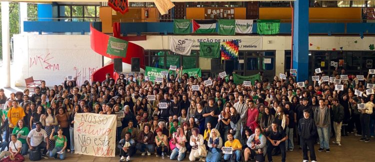 Centenas de estudantes da Rede Emancipa ocupam a USP em dia de luta
