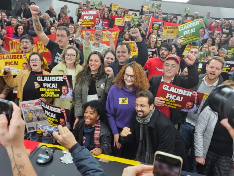 ‘Glauber Fica’: Porto Alegre abraça deputado perseguido por combater o sistema