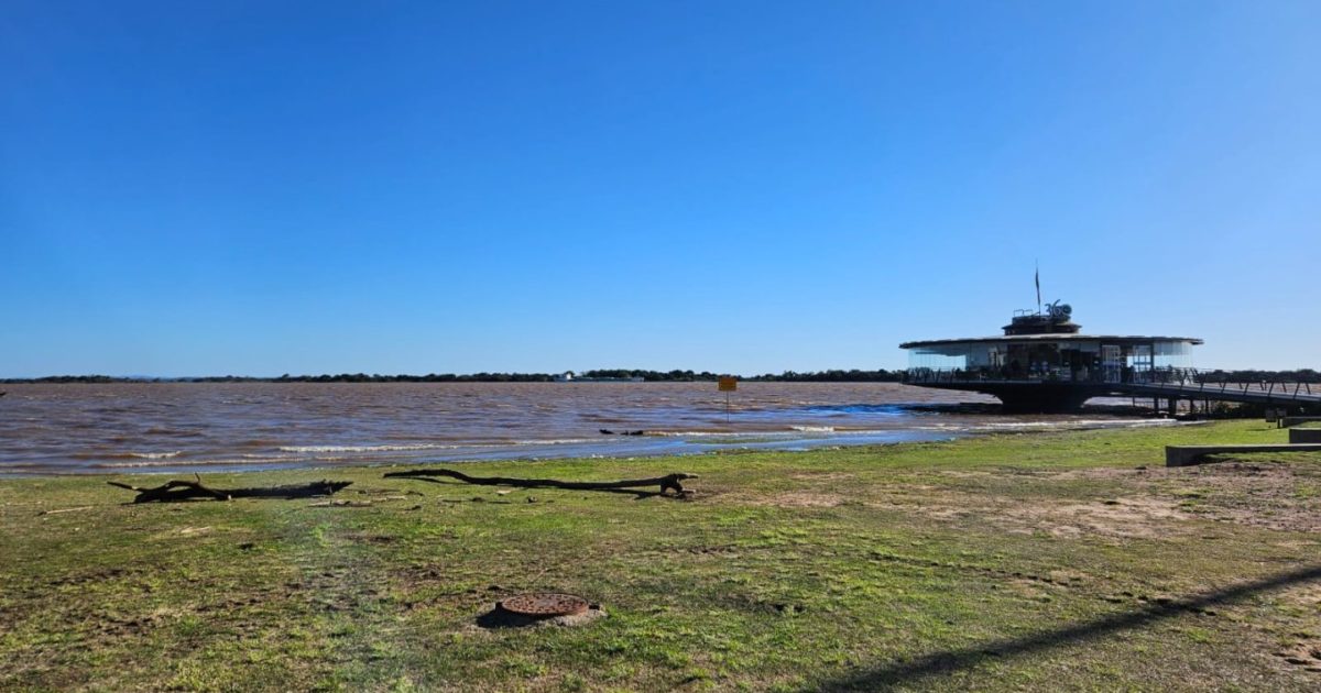 Um ano após tragédia, Porto Alegre volta a alagar sob promessas vazias da prefeitura