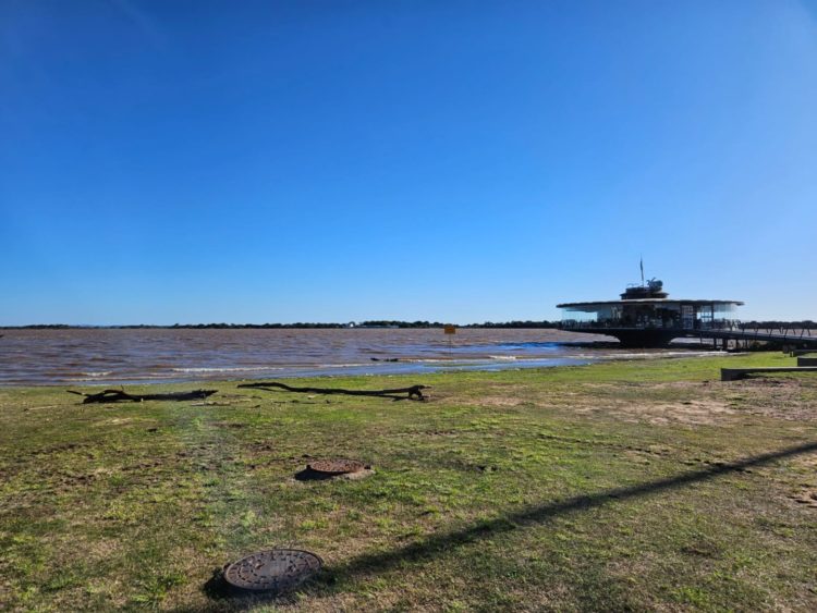 Um ano após tragédia, Porto Alegre volta a alagar sob promessas vazias da prefeitura