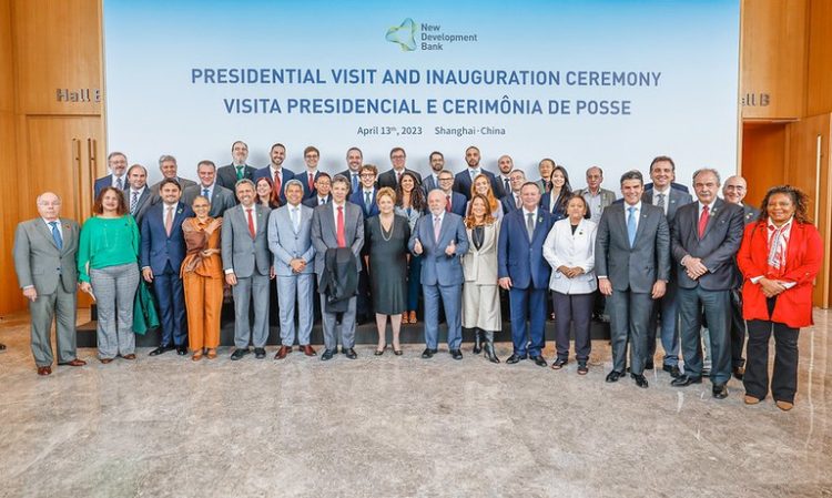 A comitiva brasileira na nova rota da dependência: o verniz verde da subordinação