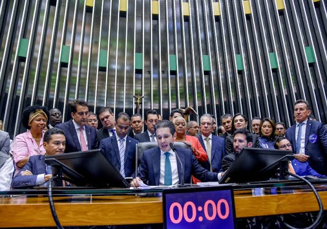 Enfrentar o Congresso e o Centrão nas ruas! Taxar os ricos e defender os interesses do povo!