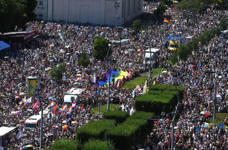 Marcha do Orgulho LGBTQIAPN+: Húngaros enchem ruas de Budapeste e desafiam proibição de Orbán