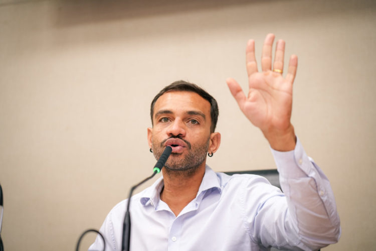 Fábio Félix defende regulação das redes sociais para proteger crianças e adolescentes