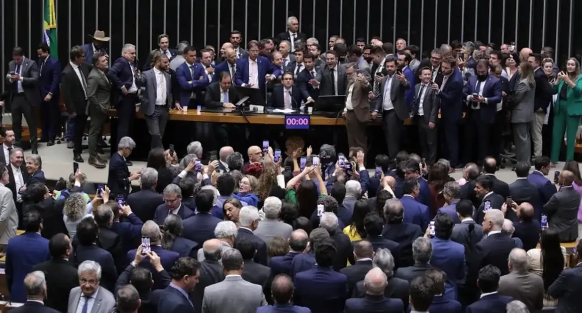 Lira articula Centrão e entrega Congresso à chantagem bolsonarista