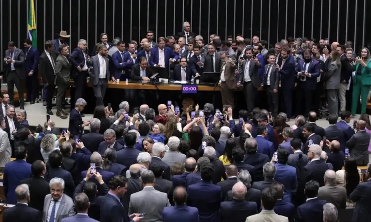 Lira articula Centrão e entrega Congresso à chantagem bolsonarista