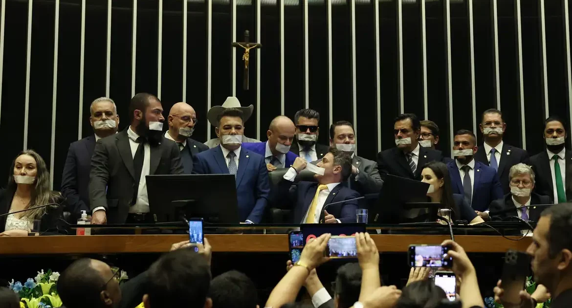 Extrema direita bloqueia Congresso em chantagem por impunidade