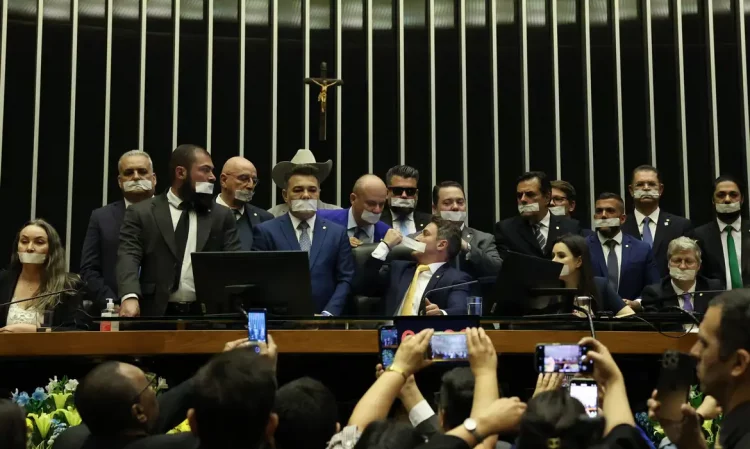 Extrema direita bloqueia Congresso em chantagem por impunidade