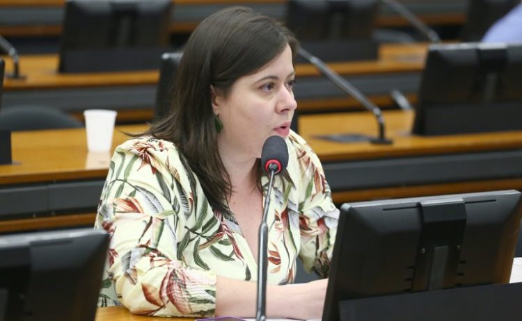 Sâmia Bomfim enfrenta big techs e lança projeto para cortar lucro com vídeos de crianças