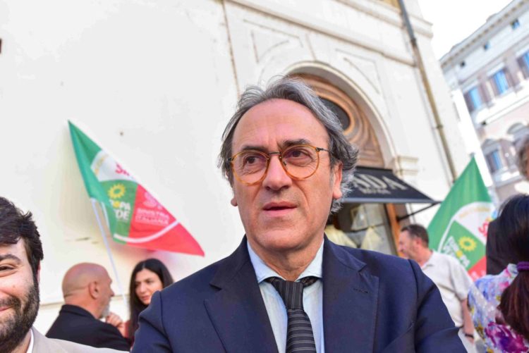 Sâmia propõe tornar cidadão honorário do Brasil italiano que ajudou na prisão de Zambelli