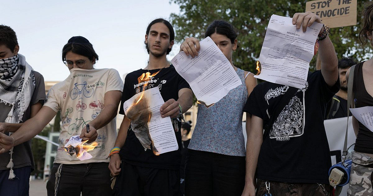 Jovens israelenses recusam o serviço militar para protestar contra o genocídio