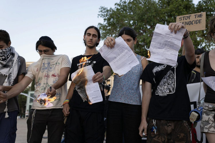 Jovens israelenses recusam o serviço militar para protestar contra o genocídio