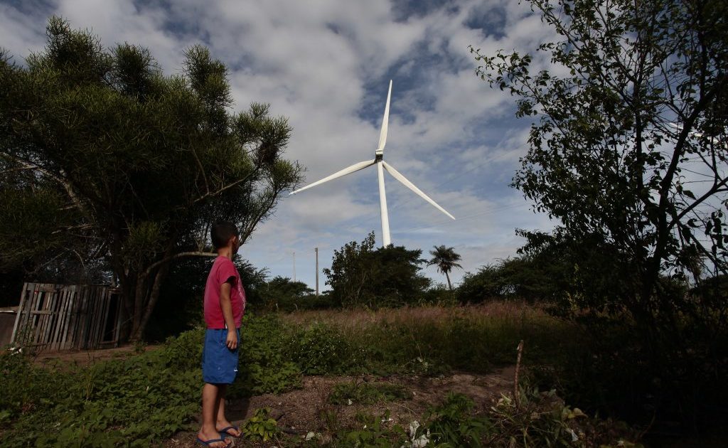 Entre turbinas e painéis: a face oculta da energia renovável