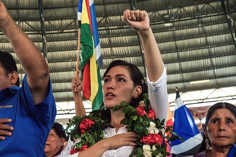 “Quem pode representar o destino dos bolivianos são decisões que devem ser tomadas pelos bolivianos” – entrevista exclusiva com Adriana Salvatierra