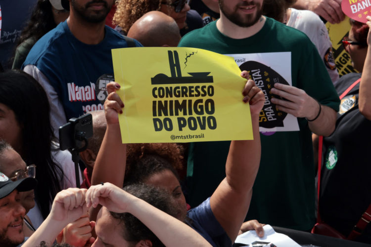 Deputados ‘põem a mão na consciência’ e pedem desculpas por votar a favor da PEC da Blindagem