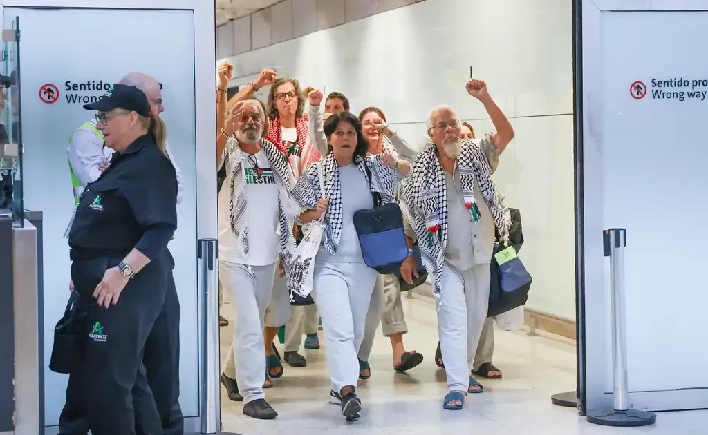 Centenas acolhem militantes da Global Sumud Flotilla de volta ao Brasil