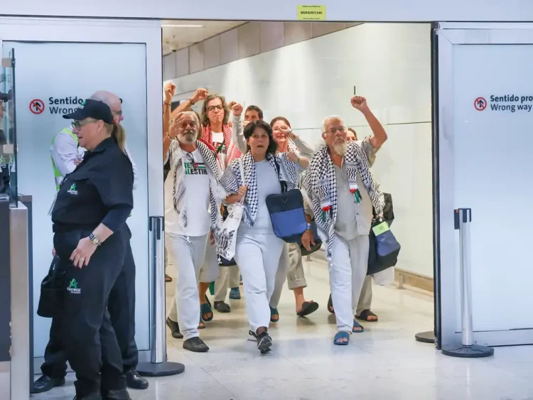 Centenas acolhem militantes da Global Sumud Flotilla de volta ao Brasil