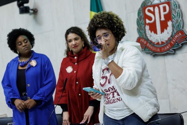 Mulheres negras na frente? Ou mulheres negras carregam o peso?