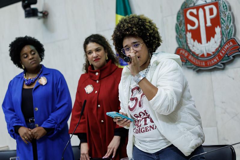 Mulheres negras na frente? Ou mulheres negras carregam o peso?