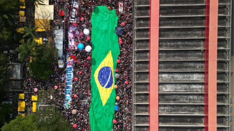 Os tropeços da extrema direita