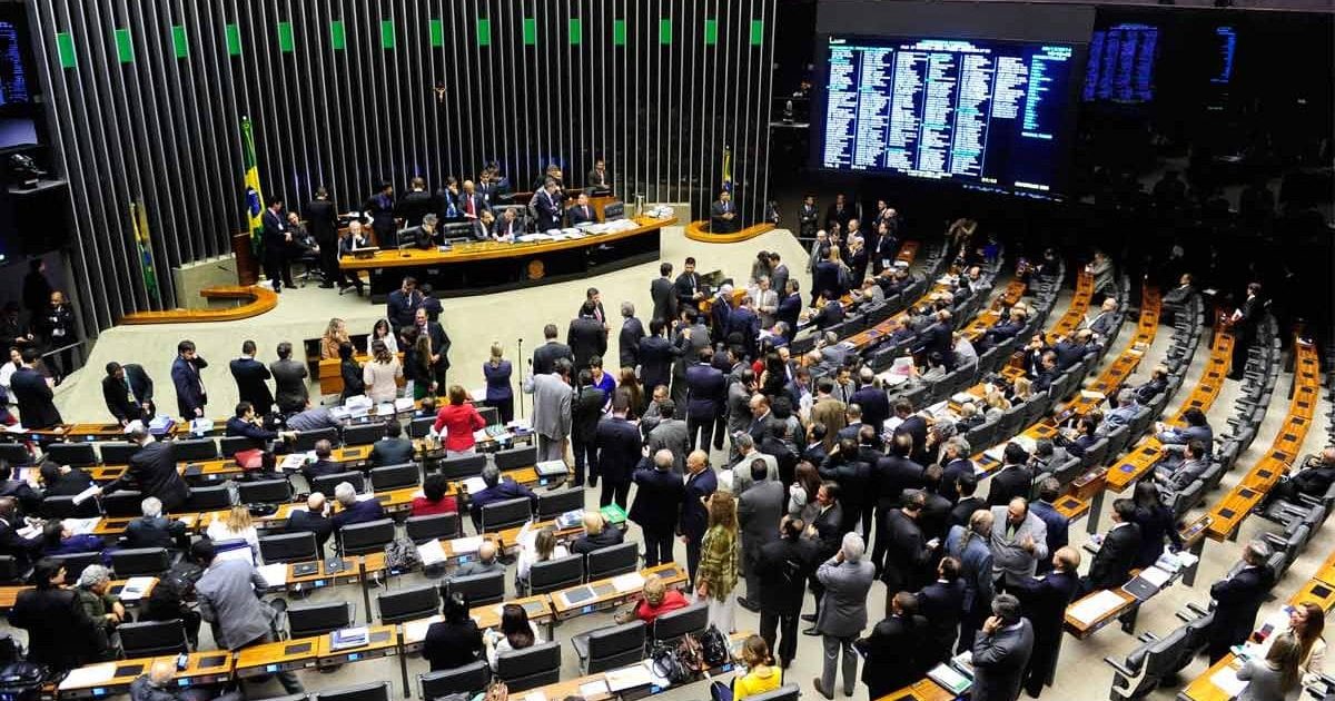 Com apoio do governo, Congresso aprova ataque ao piso da educação. PSOL vota contra