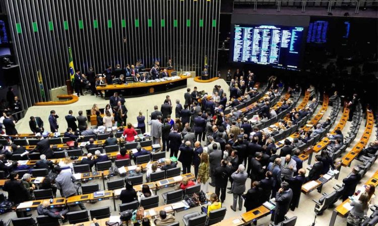 Com apoio do governo, Congresso aprova ataque ao piso da educação. PSOL vota contra