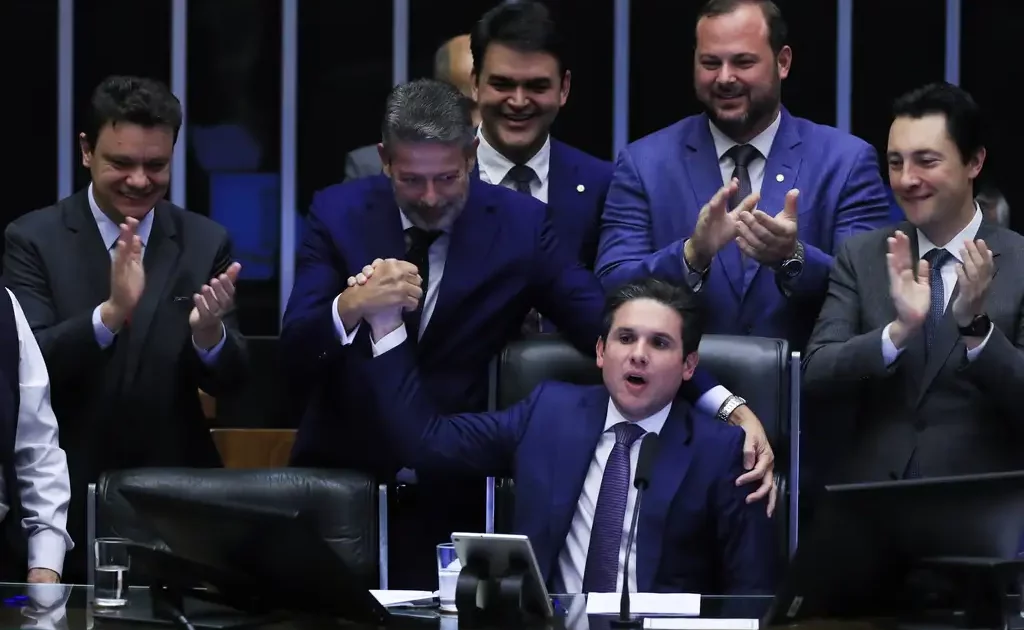 Câmara aprova isenção de IR até R$ 5 mil após chantagem do Centrão