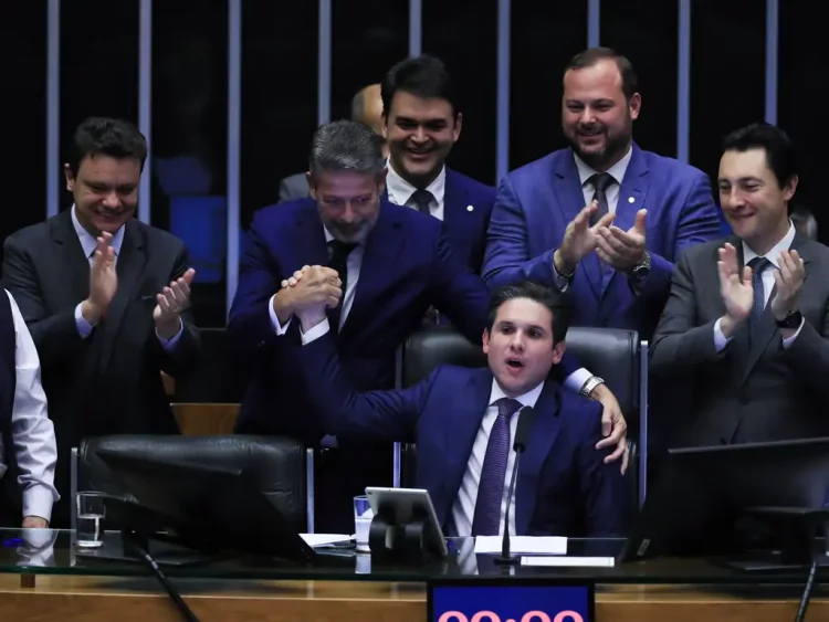 Câmara aprova isenção de IR até R$ 5 mil após chantagem do Centrão