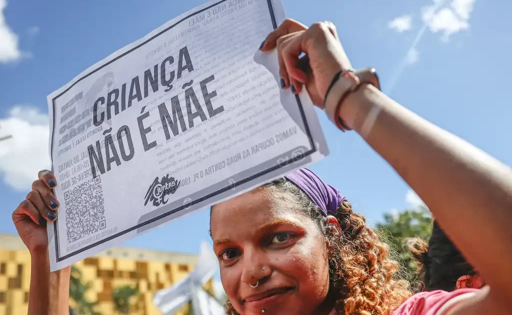 Feministas vão às ruas contra o ‘PDL da Pedofilia’